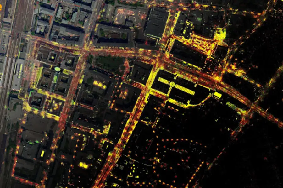Farbcodierte Luftbild- und Geodatenaufnahme eines Stadtgebiets mit Straßen, Gebäuden und Infrastruktur